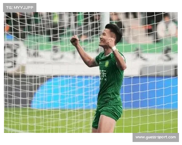 韩鹏领泰山三后卫迎战国安边翼将林良铭 韩鹏领泰山三后卫迎战国安边翼将林良铭