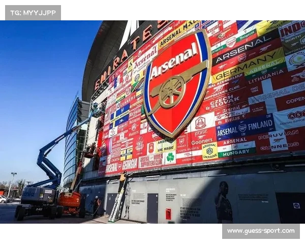 酋长球场球迷高歌，雨中见证榜首大战